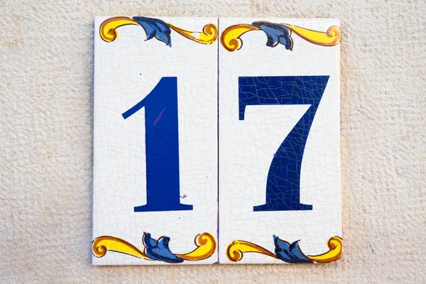Casa número diecisiete en el tradicional azulejo esmaltado portugués — Foto de Stock