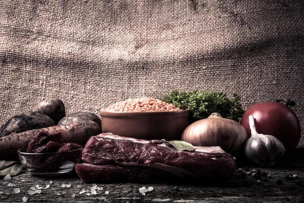 Ingredientes para sopa de verduras de pavo con lentejas rojas, acostado en — Foto de Stock