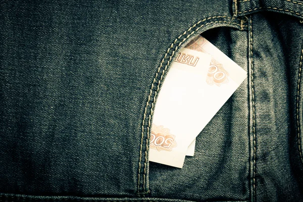 Kapsa džíny s penězi. Hadřík pozadí. Tónovaný — Stock fotografie