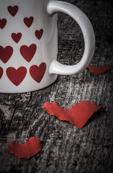 Corazones de San Valentín y taza de té en la vieja mesa de madera. Tonificado — Foto de Stock