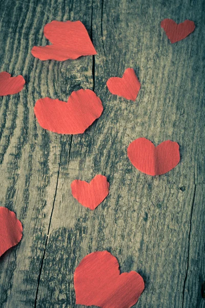 Muchos corazones de San Valentín en la vieja mesa de madera. Tonificado — Foto de Stock