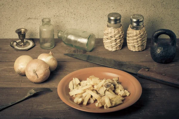 Cebola, batata assada, facas, sal, pimenta e outras coisas em t — Fotografia de Stock