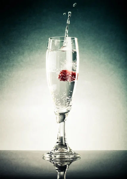 Glass of pop, raspberry and splashes on a light background. With — Stock Photo, Image