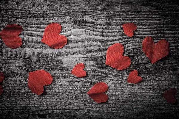 Muchos corazones de San Valentín en la vieja mesa de madera. Tonificado — Foto de Stock