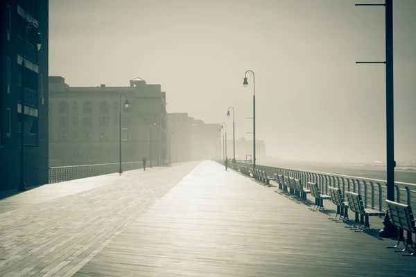 Morning fog on the ocean promenade — Stock Photo, Image