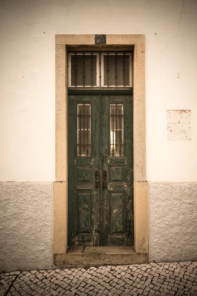 家に玄関のドア。ポルトガル。彩色 — ストック写真