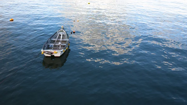 Boot auf flachem Wasser — Stockfoto