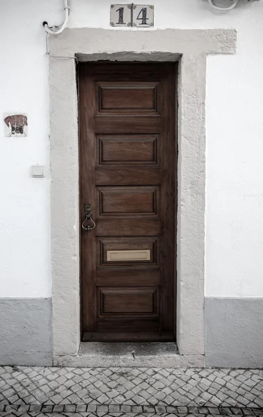 家に玄関のドア。ポルトガル。彩色 — ストック写真