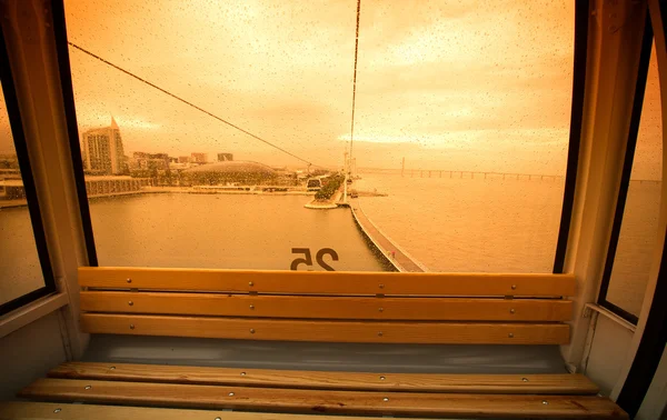 Gouttes de pluie sur funiculaire cabine en verre à Lisbonne. Portugal — Photo