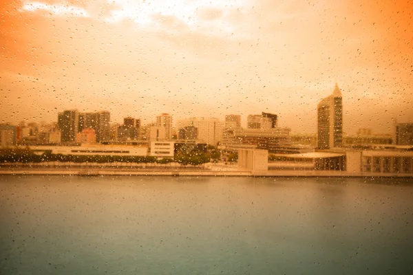 Regndroppar på glas stuga bergbanan i Lissabon. Portugal — Stockfoto