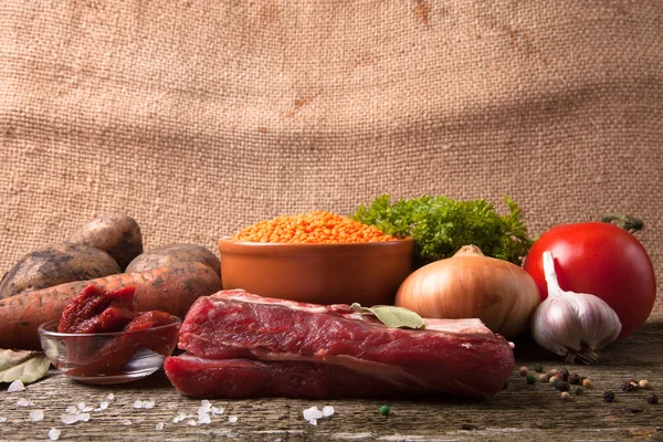 Ingredientes para sopa de verduras de pavo con lentejas rojas, acostado en — Foto de Stock