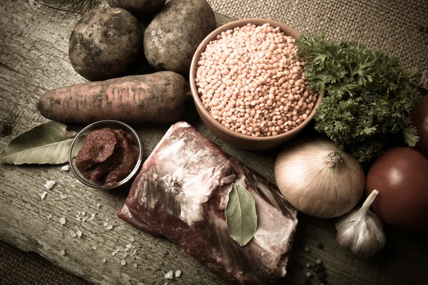 Ingredienti per la zuppa di verdure di tacchino con lenticchie rosse, sdraiato su — Foto Stock