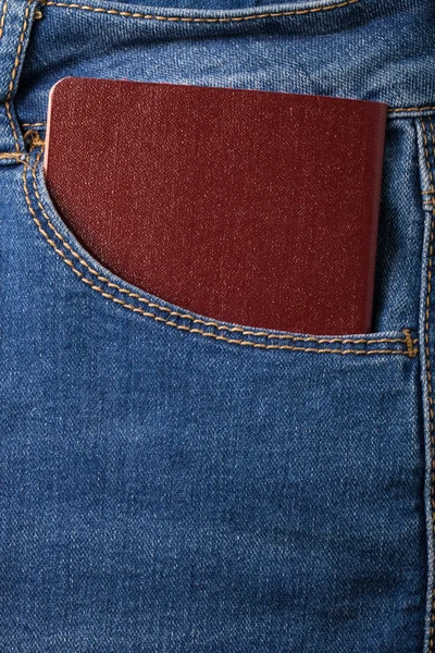 Fickan på jeans med dokumentet. Trasa bakgrund — Stockfoto