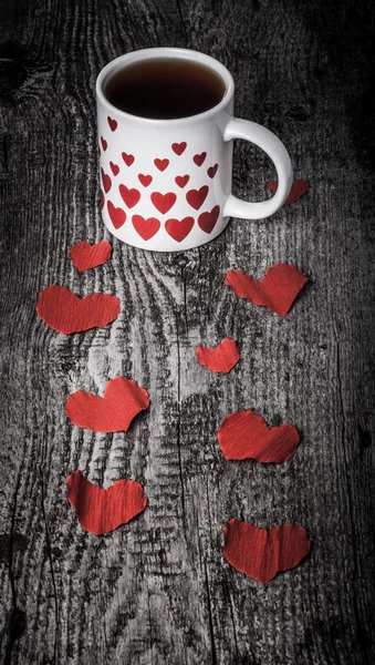 Corazones de San Valentín y taza de té en la vieja mesa de madera. Tonificado — Foto de Stock