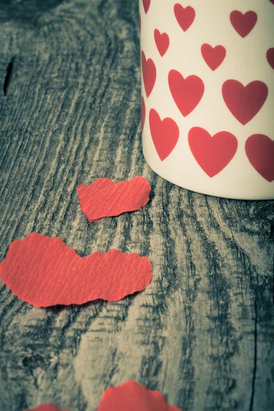 Corazones de San Valentín y taza de té en la vieja mesa de madera. Tonificado — Foto de Stock