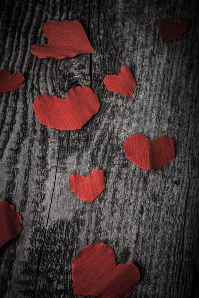 Wiele hearts-Valentine w starym drewnianym stole. Stonowanych — Zdjęcie stockowe
