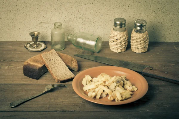 Cebola, batata assada, facas, sal, pimenta e outras coisas em t — Fotografia de Stock