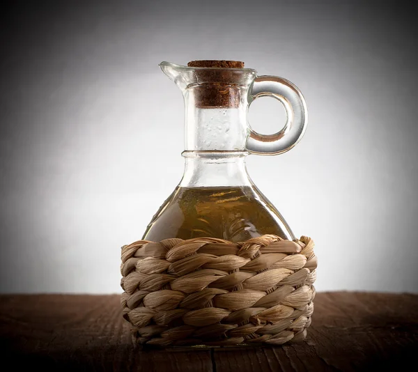 Botol dengan dikepang diisi dengan minyak zaitun. vignetting — Stok Foto