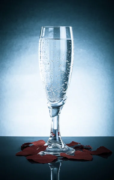 Glass with a pop and valentines on a gray background. With Refle — Stock Photo, Image