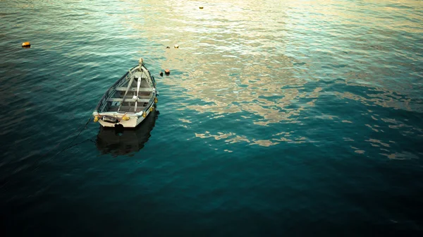 Boat on flat water — Stock Photo, Image