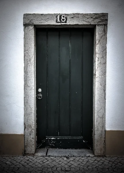 Входная дверь дома. Португалия. тонированные — стоковое фото