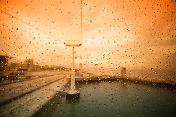 Regentropfen auf einer Kabinenbahn in Lissabon. portugal — Stockfoto