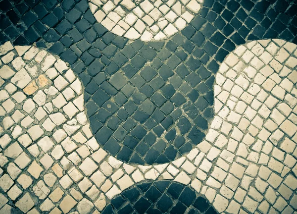 Tipico portoghese in pietra bianca e nera mosaico "calcada" pavimentazione — Foto Stock