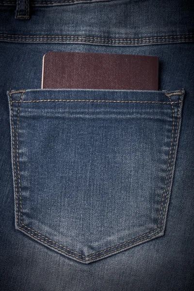 Fickan på jeans med dokumentet. Trasa bakgrund. Tonas — Stockfoto
