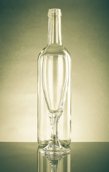 Prázdná láhev a prázdné sklenice z čirého skla. S odrazem — Stock fotografie