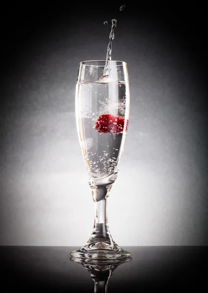 Glass of pop, raspberry and splashes on a light background. With — Stock Photo, Image