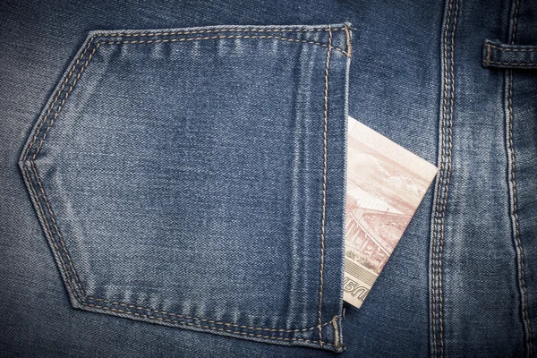 Fickan på jeans med pengar. Trasa bakgrund. Tonas — Stockfoto