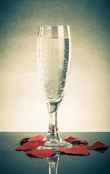 Glas mit einem Knall und Valentinen auf grauem Hintergrund. mit Reflex — Stockfoto
