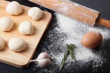 Sarımsak, rosmary, yumurta, oklava ve woo hamur parçaları