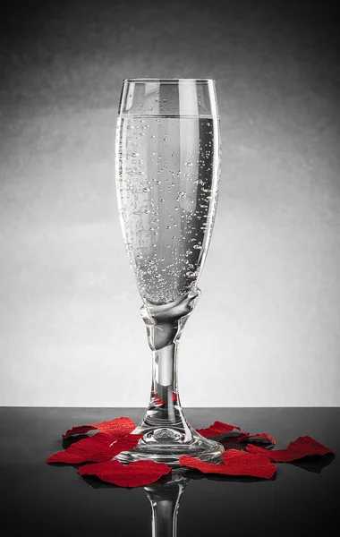 Glass with a pop and valentines on a gray background. With Refle — Stock Photo, Image