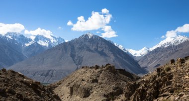 Bulutlar dağ Pamir üzerinde. Tacikistan