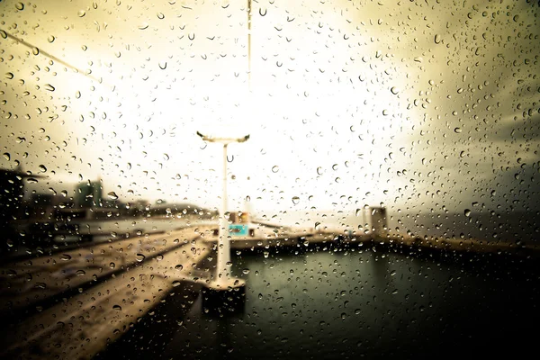 Gocce di pioggia sulla funicolare della cabina di vetro a Lisbona. Portogallo — Foto Stock