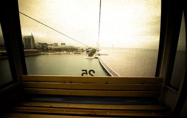 Cam kabin füniküler Lizbon üzerinde yağmur damlaları. Portekiz