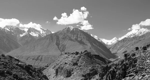 Nuvens sobre a montanha Pamir. Tajiquistão. Tonificado — Fotografia de Stock