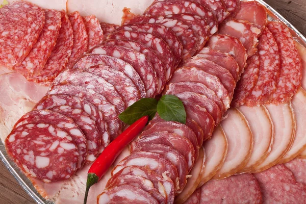 Piatto con diversi tipi di salsiccia affettata e peperoncino rosso caldo — Foto Stock