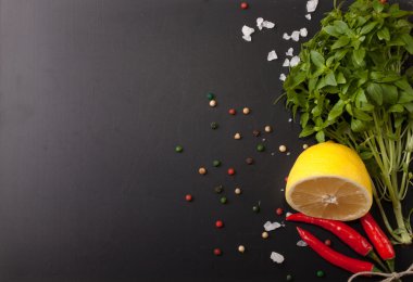 Otlar ve baharatlar. Kırmızı biber, tuz ve siyah bir backgr üzerinde rosmary