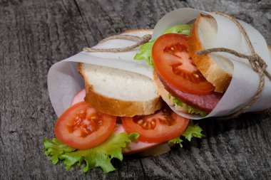 sandviç sicim dokulu bir ahşap tahta üzerinde sargılı