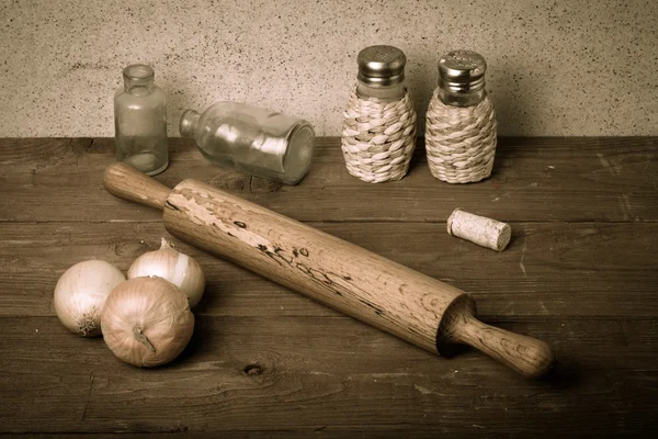Cibule, sůl, pepř, váleček, staré lahve a korek na ol — Stock fotografie