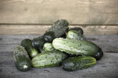 ahşap tahta üzerinde bazı taze salatalık