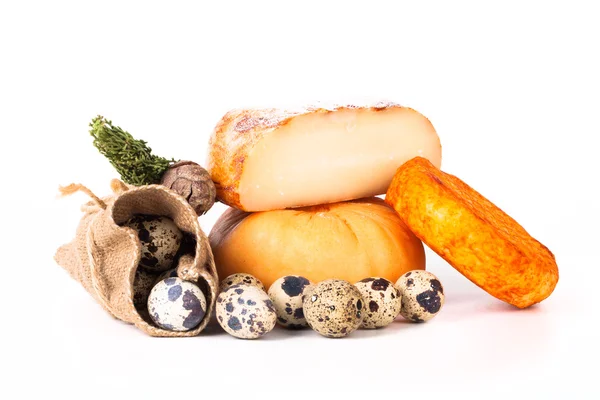 Olika sorters ostar och vaktelägg med blad på ljus ba — Stockfoto