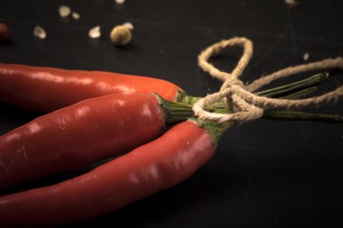 Kırmızı sıcak biber biber deniz tuzu ve siyah renkli biber ile 