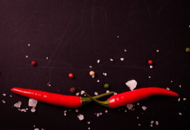 Kırmızı sıcak biber biber deniz tuzu ve siyah renkli biber ile 