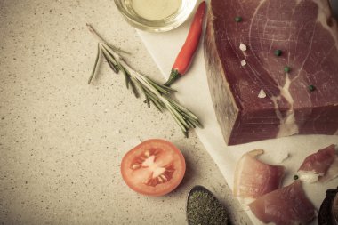 Jamon bitki ve baharat, tuz, zeytin yağı ve Tanrı'nın Askerleri'ni domates ile