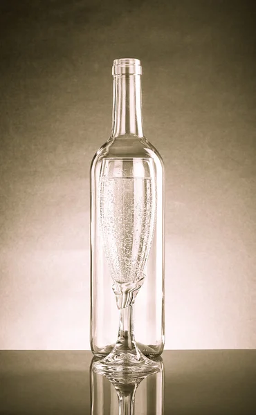 Empty bottle and glass with a pop of transparent glass. Standing — Stock Photo, Image