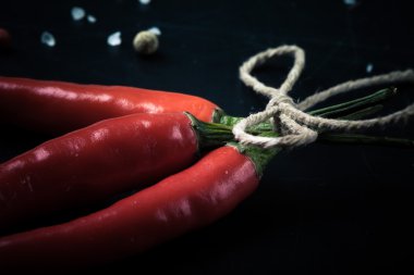 Kırmızı sıcak biber biber deniz tuzu ve siyah renkli biber ile 