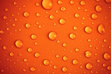 Renkli arka plan üzerinde su damlaları